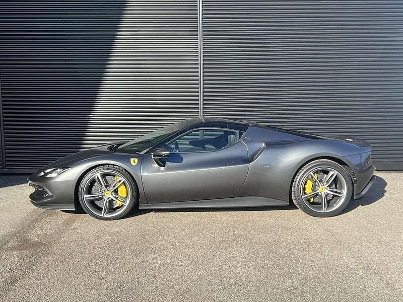 Usata Ferrari 296 829 CV (609 kW) 2024 Grigio Cabrio