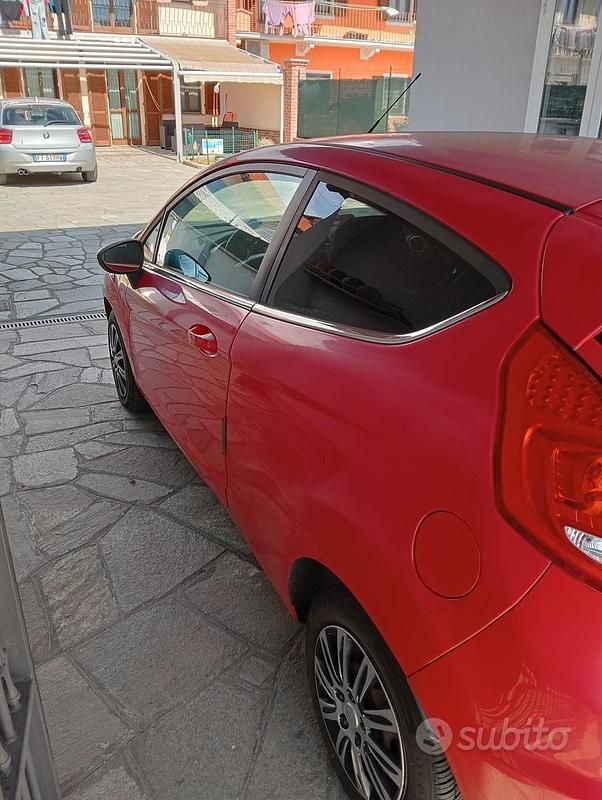 Usata Ford Fiesta 96 CV (70 kW) 2010 Rosso Utilitaria