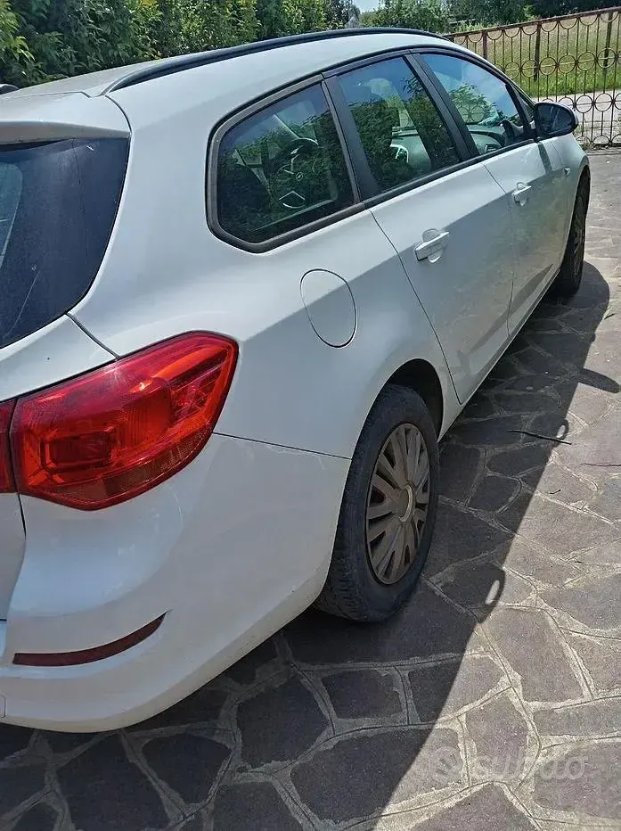 Usata Opel Astra 110 CV (80 kW) 2012 Bianco Station wagon