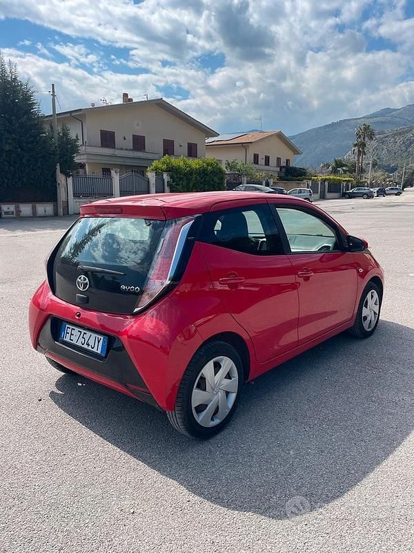 Usata Toyota Aygo X-play 69 CV (50 kW) 2015 Rosso Utilitaria