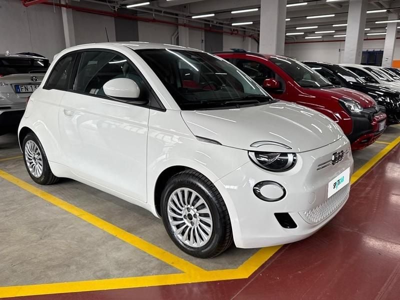 Begagnad Fiat 500e Action 69 kW (95 HK) 2021 Vit Halvkombi