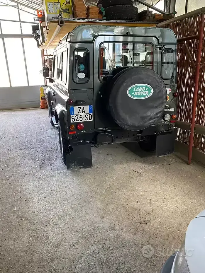 Usata Land Rover Defender 122 CV (89 kW) 2007 Verde Station wagon