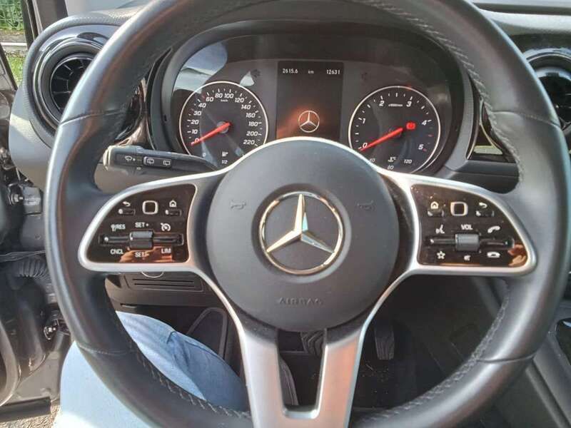 Grigio Usata 2023 Mercedes 180 Premium Tre volumi | 31.000 € (Buon prezzo) - Immagine 1/4