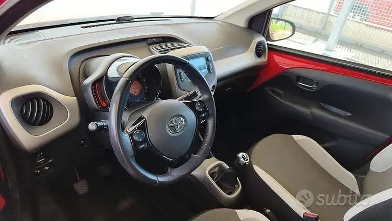 Usata Toyota Aygo Cool 69 CV (50 kW) 2018 Rosso Utilitaria