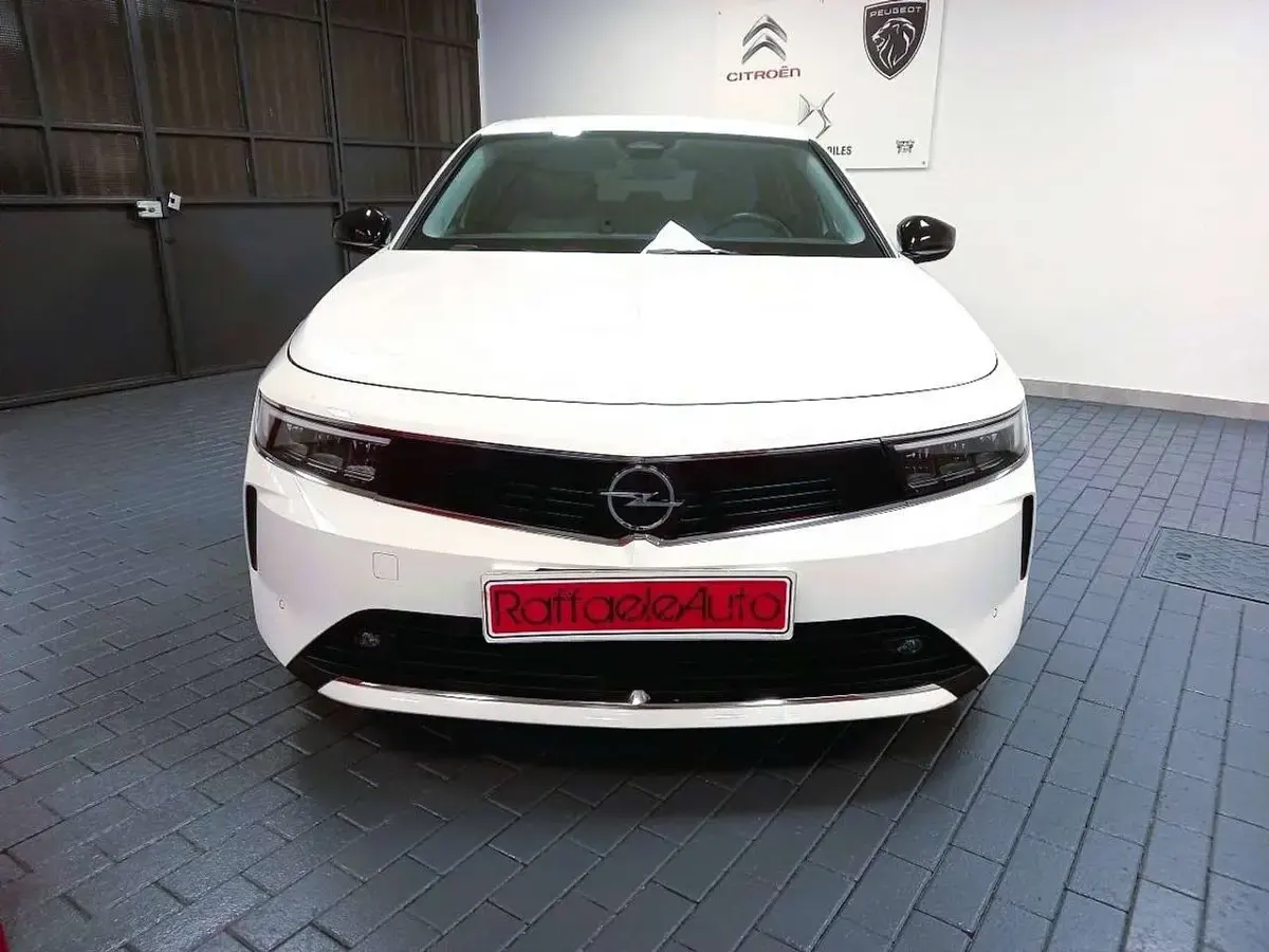 Usata Opel Astra Edition 131 CV (96 kW) 2023 Bianco Utilitaria