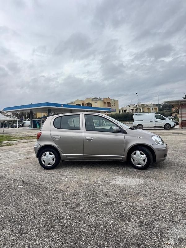 Second-hand Toyota Yaris 87 CP (63 kW) 2003 Gri Hatchback