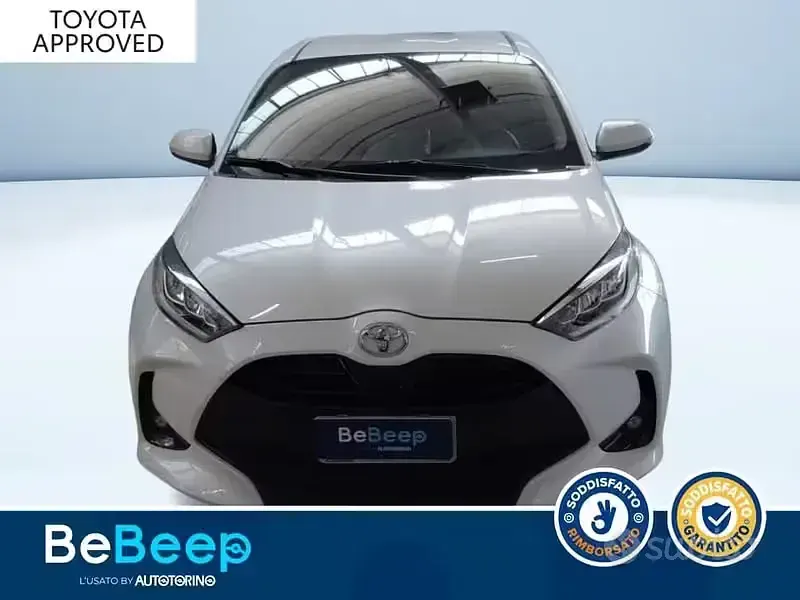 Usata Toyota Yaris Trend 72 CV (52 kW) 2021 Bianco pastello Utilitaria