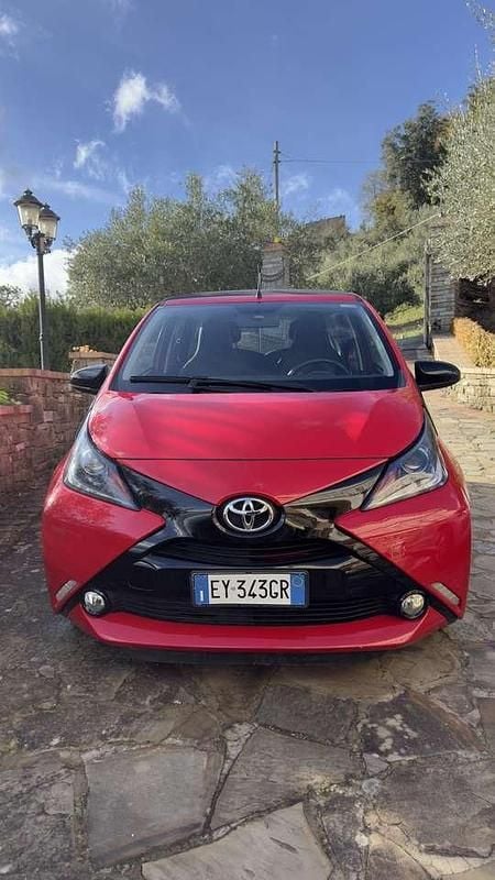 Rosso Usata 2015 Toyota Aygo X-wave Utilitaria | 8590 € (Buon prezzo) - Immagine 1/4