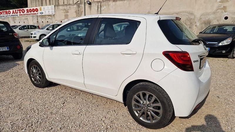 Usata Toyota Yaris Lounge 69 CV (50 kW) 2016 Grigio Berlina