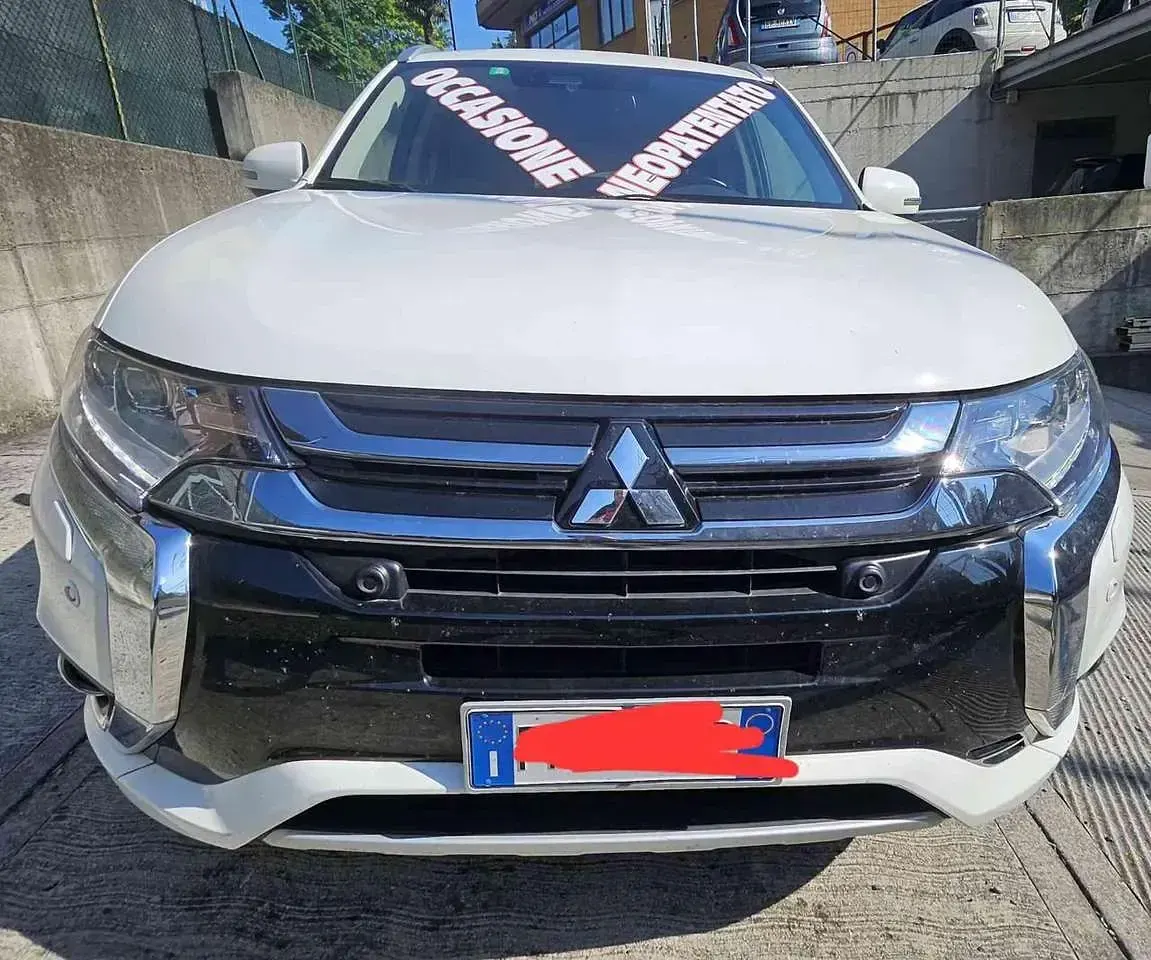 Usata Mitsubishi Outlander P-HEV Instyle 121 CV (88 kW) 2018 Bianco SUV