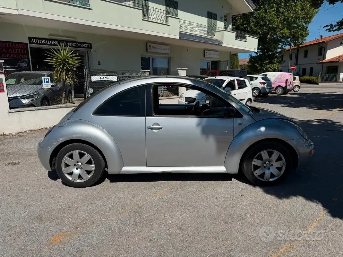 Usata VW New Beetle 101 CV (74 kW) 2004 Grigio Utilitaria