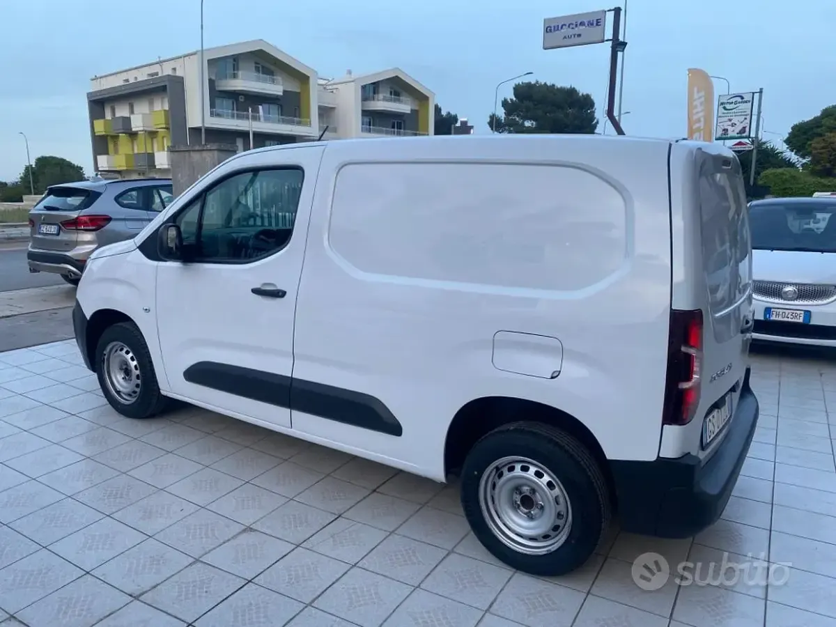Usata Fiat Doblò 100 CV (73 kW) 2024 Bianco Monovolume