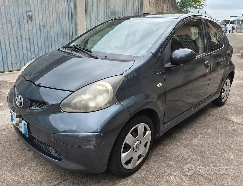 Usata Toyota Aygo 67 CV (49 kW) 2008 Grigio Utilitaria