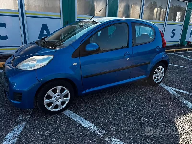 Usata Peugeot 107 68 CV (50 kW) 2010 Blu Utilitaria