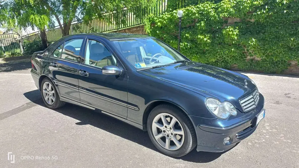 Usata Mercedes C220 Elegance 150 CV (110 kW) 2005 Blu/azzurro Berlina