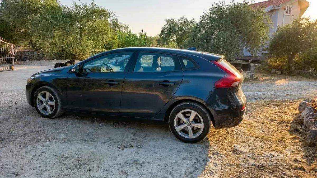 Usata Volvo V40 Kinetic 115 CV (84 kW) 2015 Bluazzurro Berlina
