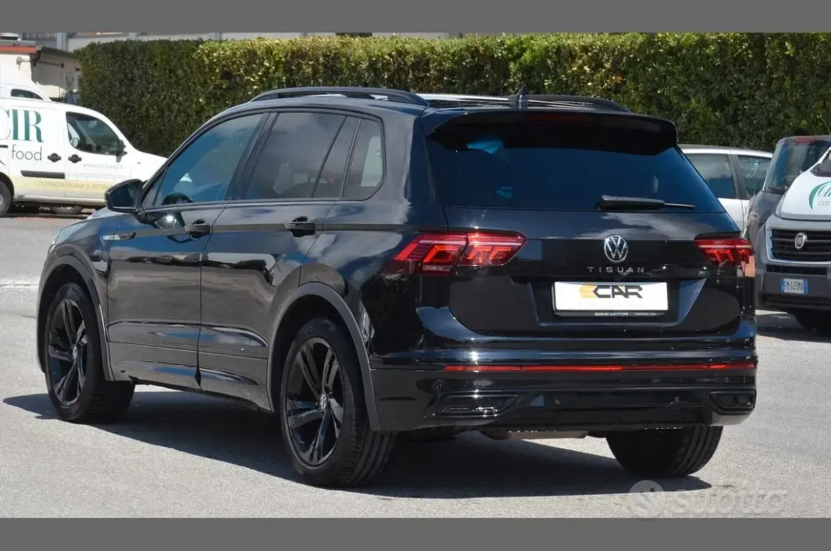 Usata VW Tiguan R-line 150 CV (110 kW) 2024 Nero SUV