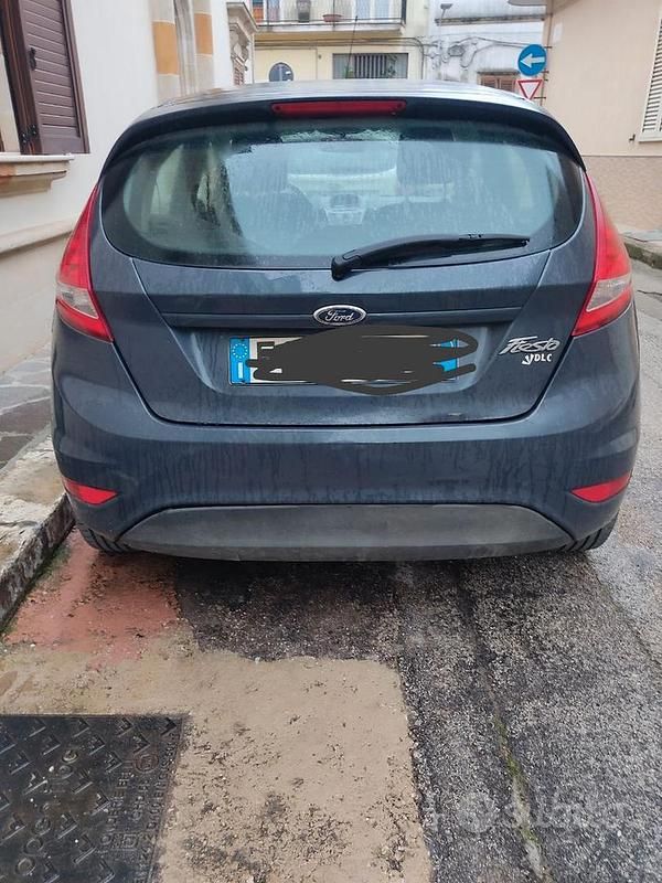 Usata Ford Fiesta 82 CV (60 kW) 2011 Grigio Utilitaria