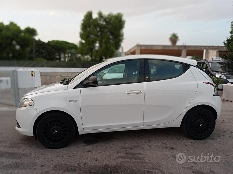 Usata Lancia Ypsilon 69 CV (50 kW) 2014 Bianco Utilitaria