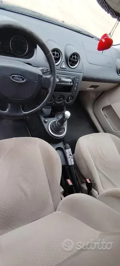 Usata Ford Fiesta 68 CV (50 kW) 2005 Nero Utilitaria
