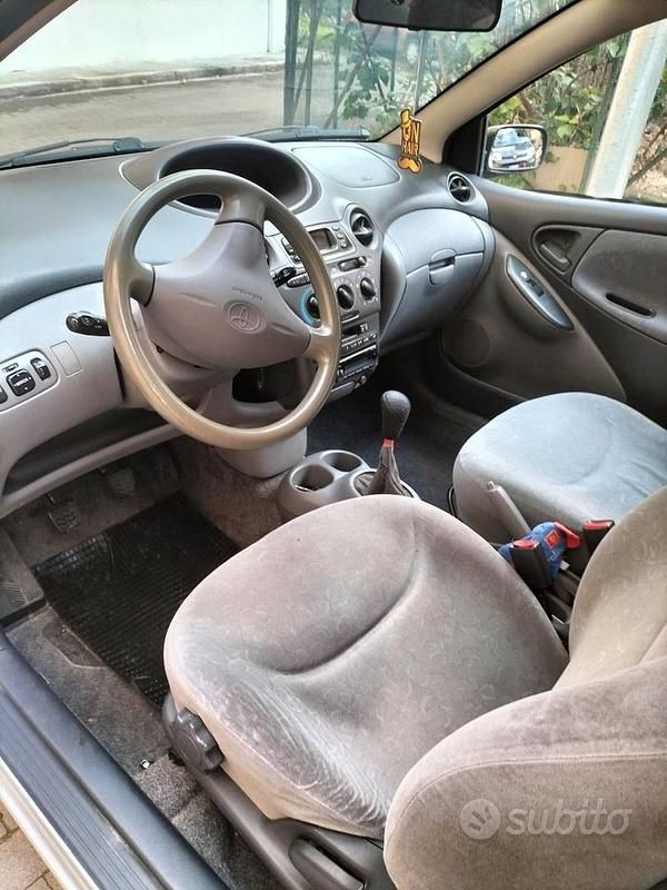 Begagnad Toyota Yaris 68 HK (50 kW) 2000 Grå Sedan