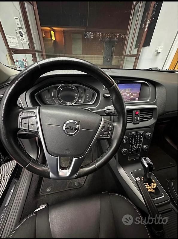 Usata Volvo V40 120 CV (88 kW) 2019 Nero Berlina