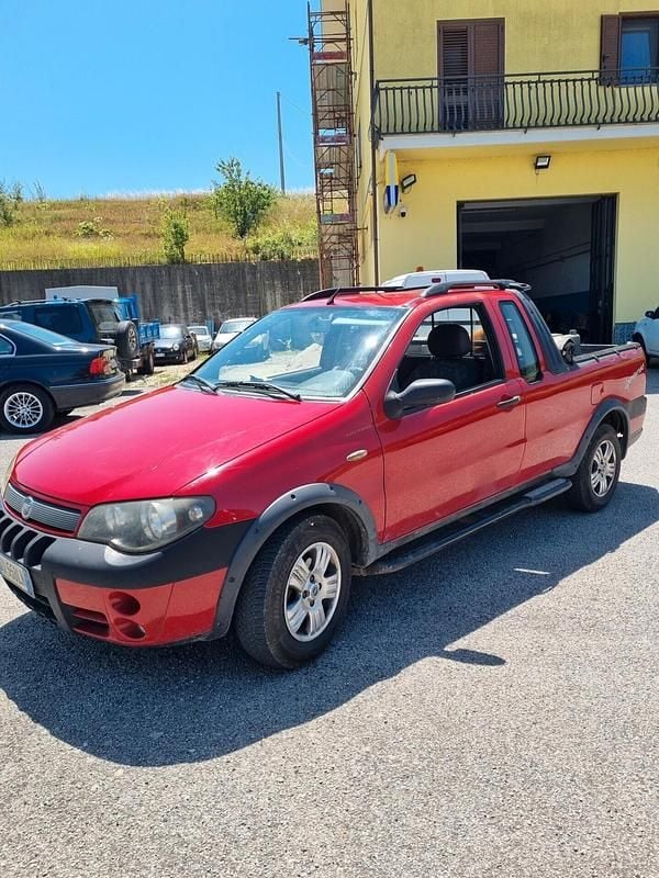 Usata Fiat Strada 84 CV (61 kW) 2006 Rosso Pick-up