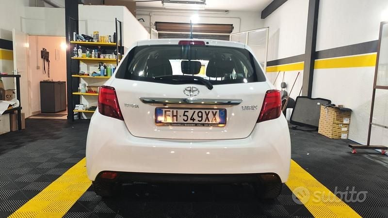 Usata Toyota Yaris Lounge 69 CV (50 kW) 2017 Bianco Berlina