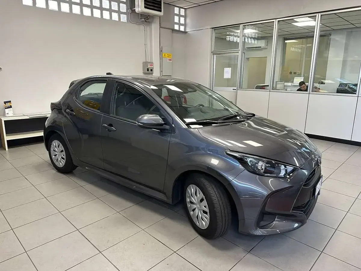 Usata Toyota Yaris Hybrid Active 92 CV (67 kW) 2025 Grigio Berlina