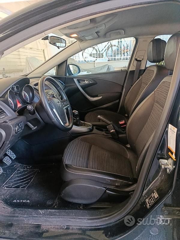 Usata Opel Astra 140 CV (102 kW) 2014 Berlina