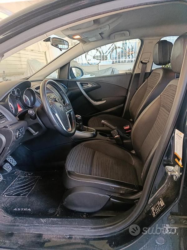 Usata 2014 Opel Astra Tre volumi | 4500 € (Buon prezzo) - Immagine 1/4