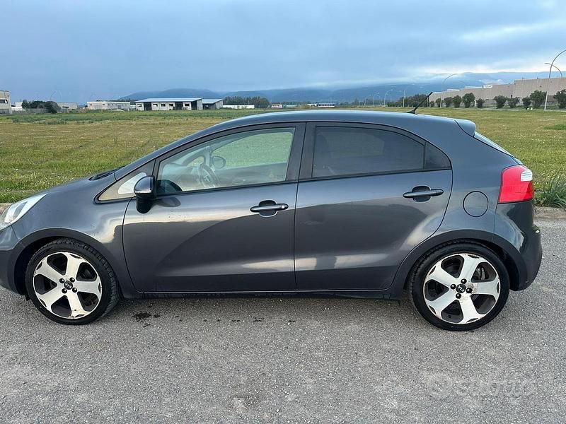 Usata Kia Rio 90 CV (66 kW) 2013 Grigio Berlina