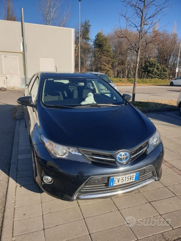 Usata 2014 Toyota Auris Hybrid Tre volumi | 8700 € (Buon prezzo) - Immagine 1/4