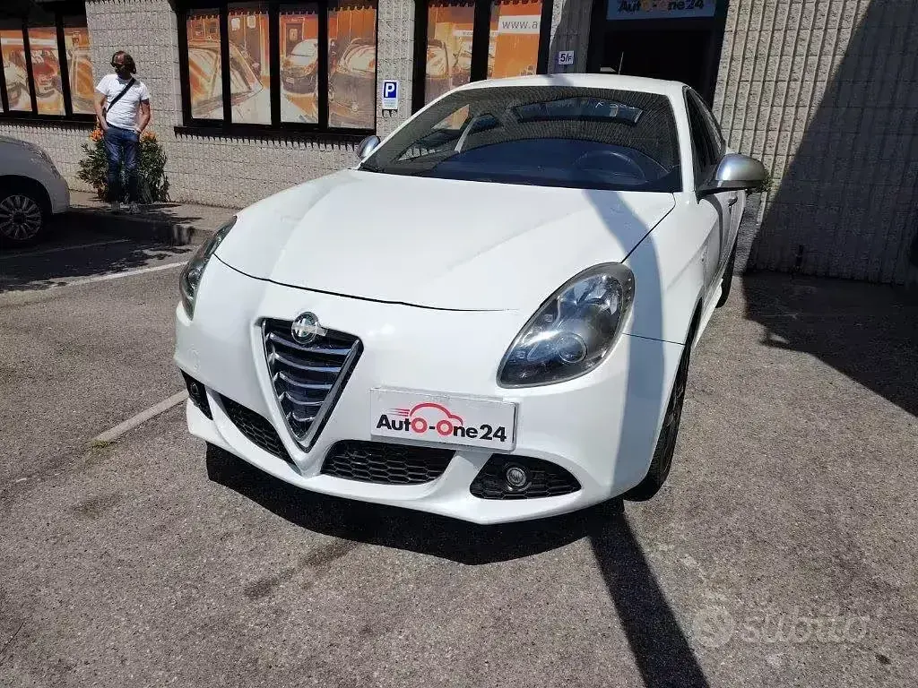 Usata Alfa Romeo Giulietta Exclusive 141 CV (103 kW) 2012 Bianco metallizzato Utilitaria