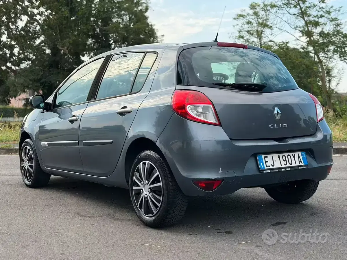 Usata Renault Clio II 75 CV (55 kW) 2011 Bluazzurro Berlina