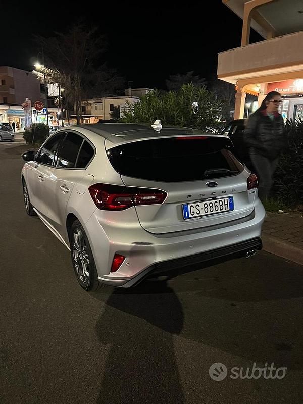 Begagnad Ford Focus ST-Line 125 HK (91 kW) 2023 Grå Sedan