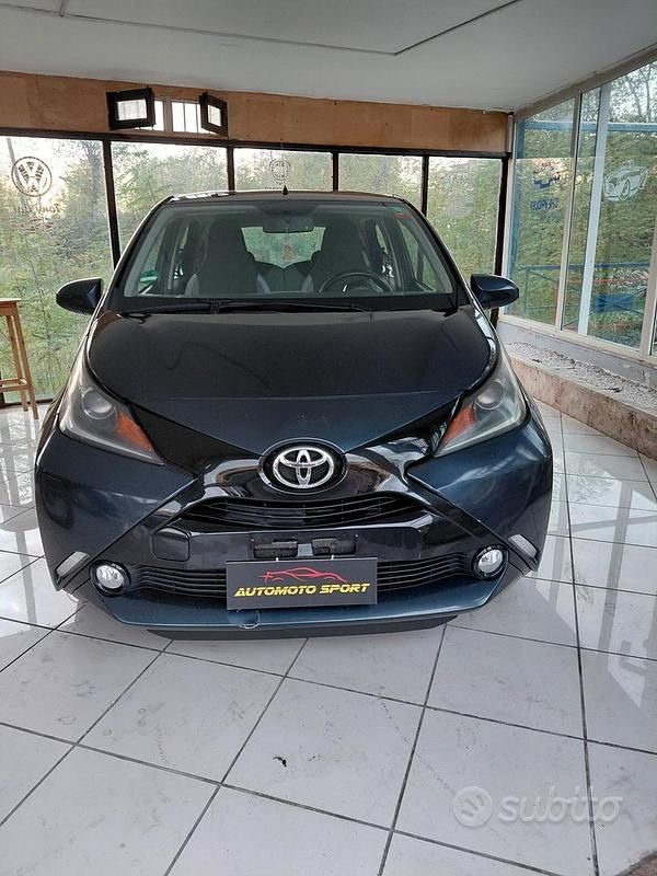 Usata Toyota Aygo X-clusiv 69 CV (50 kW) 2015 Grigio Utilitaria
