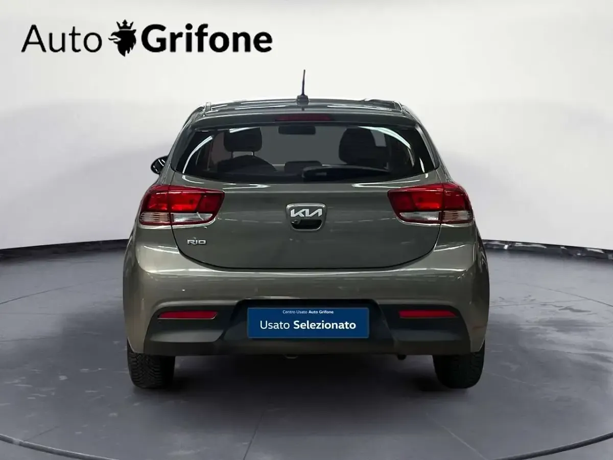 Usata Kia Rio Style 84 CV (61 kW) 2022 Grigio Berlina