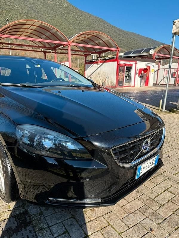 Usata Volvo V40 Kinetic 114 CV (83 kW) 2012 Nero Utilitaria