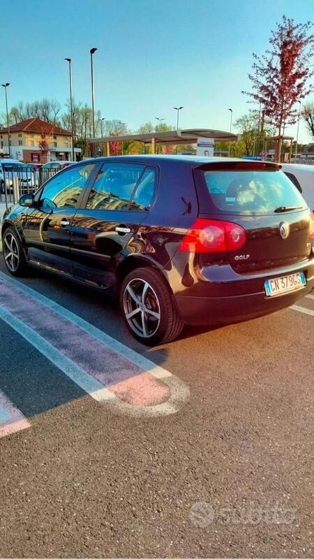 Nero Usata 2004 VW Golf V GTD Tre volumi | 2800 € (Buon prezzo) - Immagine 1/4