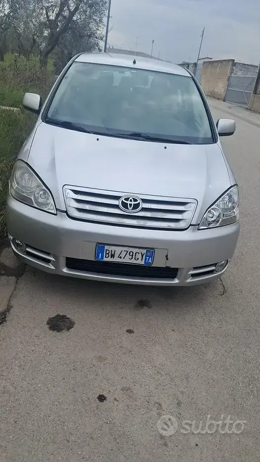 Usata Toyota Avensis Verso 116 CV (85 kW) 2001 Grigio Monovolume