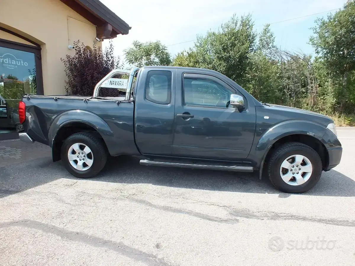 Usata Nissan Navara 174 CV (127 kW) 2006 Grigio Pick-up
