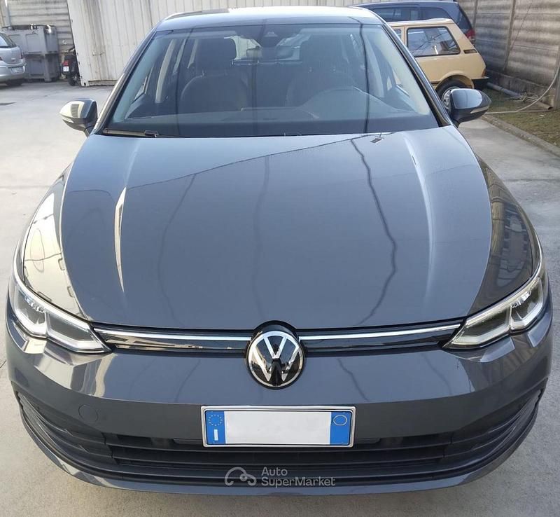 Grigio scuro Usata 2022 VW Golf VIII Life Tre volumi | 17.500 € (Buon prezzo) - Immagine 1/4