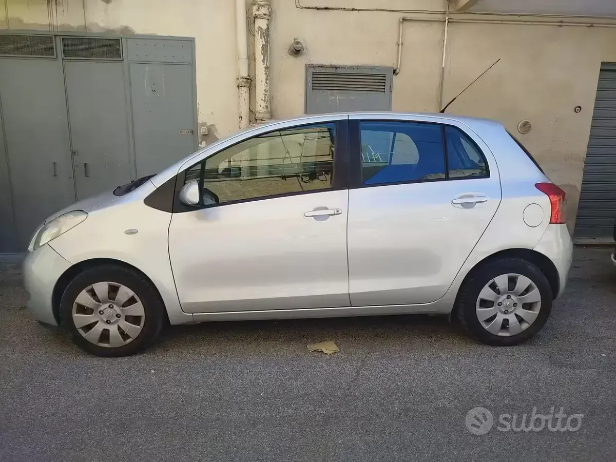 Usata Toyota Yaris 69 CV (50 kW) 2007 Grigio Utilitaria
