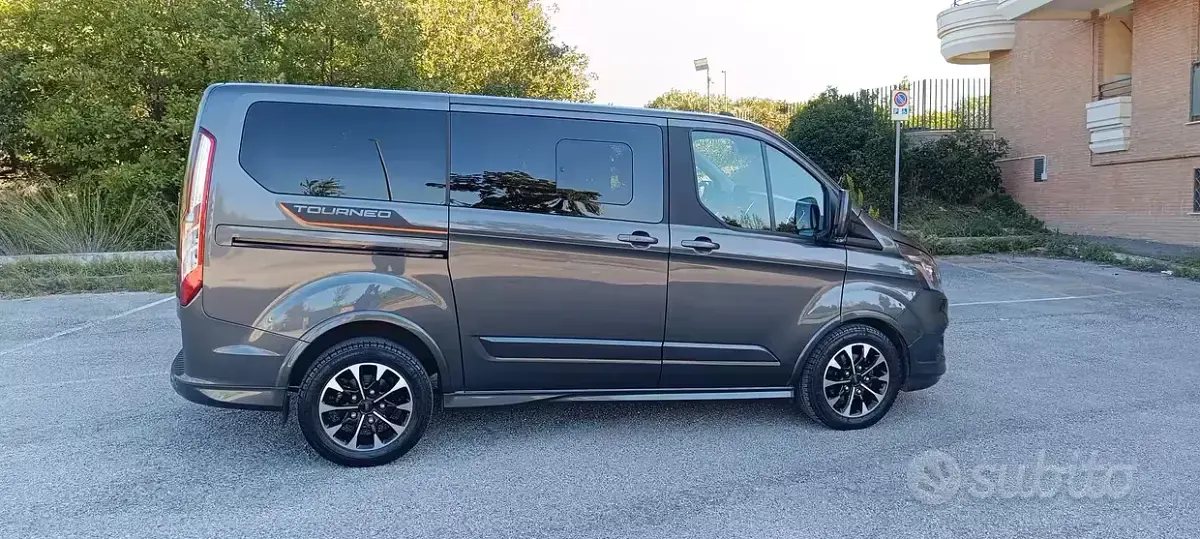 Usata Ford Tourneo Sport 170 CV (125 kW) 2023 Grigio Monovolume