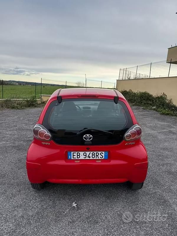 Usata Toyota Aygo 68 CV (50 kW) 2011 Rosso Utilitaria
