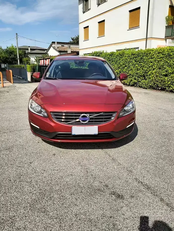 Usata Volvo V60 R-Design 115 CV (84 kW) 2015 Rosso Station wagon