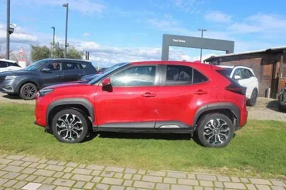 Usata Toyota Yaris Cross Trend 115 CV (84 kW) 2023 Emotional red SUV