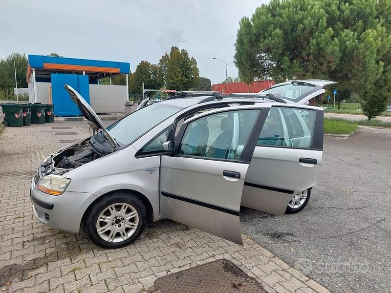 Usata Fiat Idea 95 CV (69 kW) 2005 Grigio Monovolume