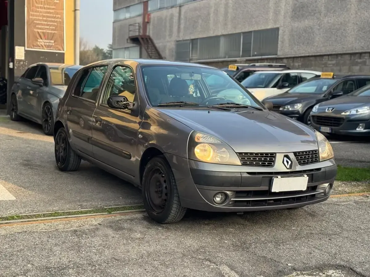 Usata Renault Clio II Authentique 58 CV (42 kW) 2004 Grigio Berlina